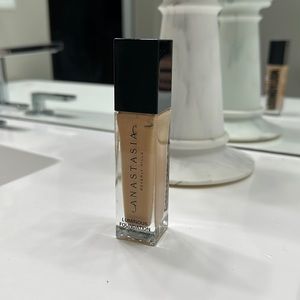 ABH Luminous Foundation in 250C